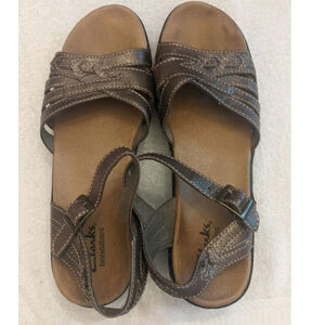 Clarks Bendable Brown Leather Sandals, 8.5 Medium, Crisscross Wedge